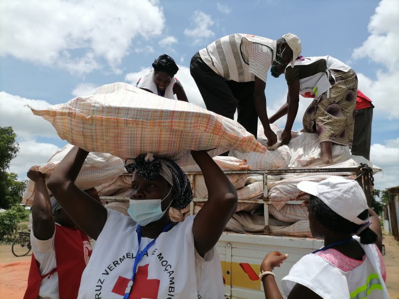 Image shows how the Mozambique Red Cross volunteers distribute shelter kits