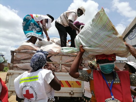 Unloading of the WASH and shelter kits in Buzi district and the dissemination of early warnings in the target communities (Source: Mozambique Red Cross Society)